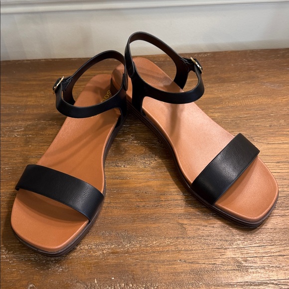 SOLANZ Riddle Sandals - Picture 2 of 11